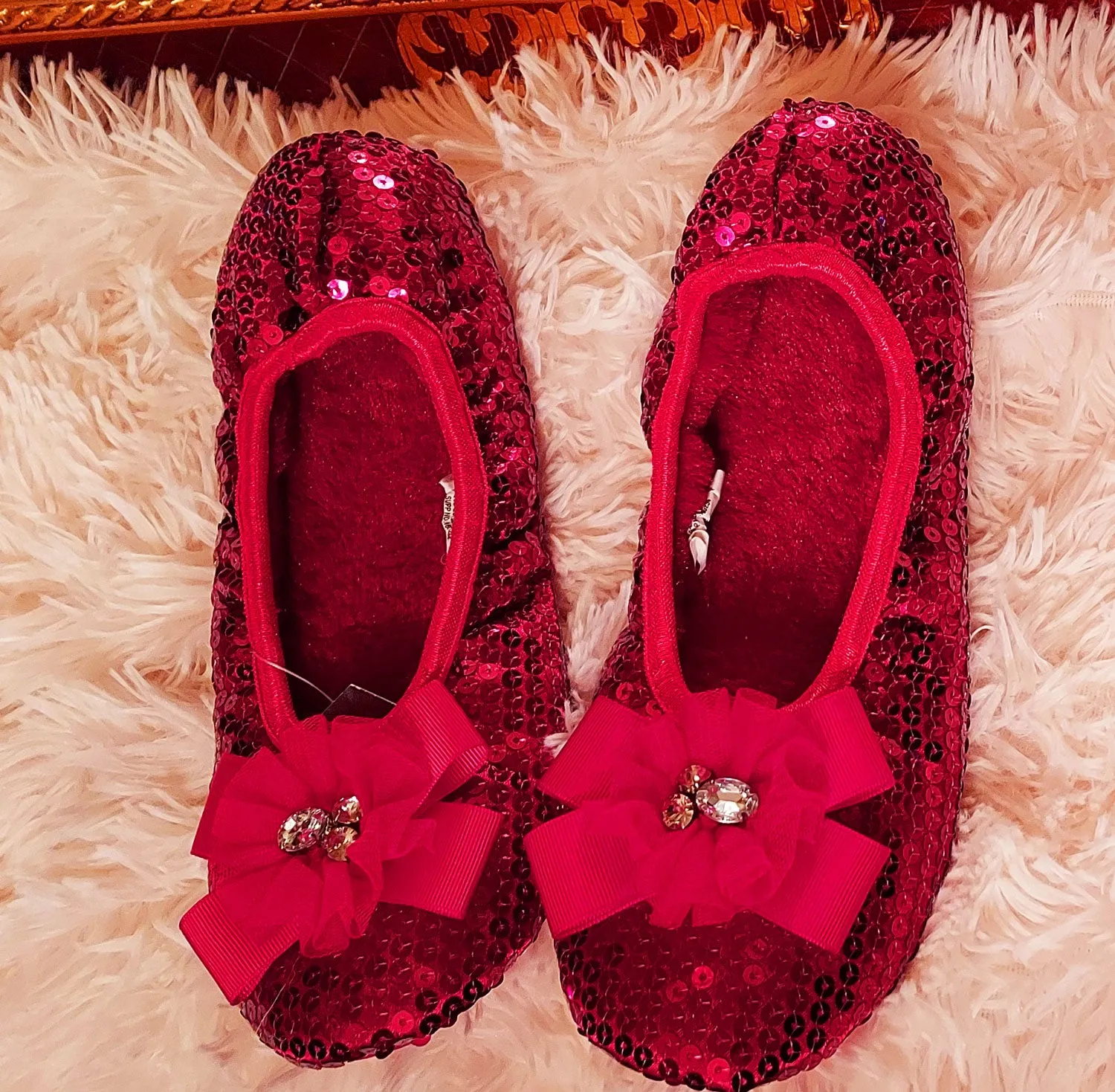 *  NEW WITH TAG SPARKLING SEQUIN & RHINESTONE BOWS BEDROOM SLIPPERS IN RUBY